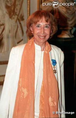 Cora Vaucaire recevant la Légion d'honneur à Paris en 1998
