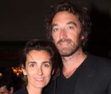 Mademoiselle Agnès et son bien-aimé Bruno lors du vernissage de l'exposition de France, compagne de Jean-Louis Aubert, le 15 septembre 2011 à Paris