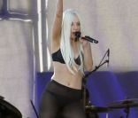 C'est en lingerie et bottes cloutées que Lady Gaga fait ses répétitions. Los Angeles, le 28 juillet 2011. 