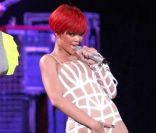 Rihanna et ses gestes très équivoques, en concert au Madison Square Garden. New York, le 13 août 2010. 