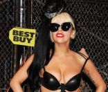 La chanteuse la plus influente au monde Lady Gaga, toute en cuir lors de la sortie de son dernier album Born This Way. New York, le 23 mai 2011. 