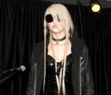 Taylor Momsen, à quelques minutes d'entrer sur scène avec son groupe, est désormais bien loin de son sage et discret personnage dans Gossip Girl. New York, le 4 mars 2011. 