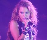 La chanteuse Miley Cyrus, en concert privé au 1515, a décidé de se dévoiler un peu plus, après des années sous la coupe de Disney. Paris, le 1er juin 2010. 