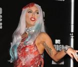 Une des sorties les plus remarquées de Lady Gaga aura été cette tenue entièrement confectionnée en viande lors des MTV Video Music Awards 2010. Los Angeles, le 12 septembre 2010. 