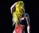 Trash jusque dans ses performances, Lady Gaga aime également jouer avec du faux sang et simuler sa propre mort. Sunrise, Florida, le 12 avril 2011.  