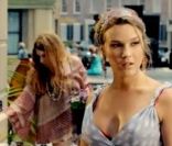 Joss Stone dans le clip  Miracle Worker , de SuperHeavy, août 2011.
