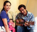 Adeline Blondieau et sa petite Wilona, entourées du papa Laurent Hubert à la guitare, à la clinique Sainte Isabelle, le jeudi 1er septembre 2011. Wilona avait alors 2 jours.