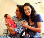Adeline Blondieau tout sourire et sa petite Wilona, entourées du papa Laurent Hubert à la clinique Sainte Isabelle, le jeudi 1er septembre 2011. Wilona avait alors 2 jours.