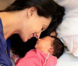 Adeline Blondieau et sa petite Wilona, entourées du papa Laurent Hubert à la clinique Sainte Isabelle, le jeudi 1er septembre 2011. Wilona avait alors 2 jours.
