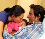 Pause tendresse entre Adeline Blondieau et sa petite Wilona, entourées du papa Laurent Hubert à la clinique Sainte Isabelle, le jeudi 1er septembre 2011. Wilona avait alors 2 jours.