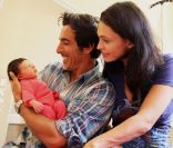 Adeline Blondieau et sa petite Wilona, entourées du papa Laurent Hubert à la clinique Sainte Isabelle, le jeudi 1er septembre 2011. Wilona avait alors 2 jours.