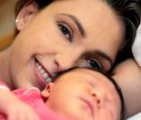 Adeline Blondieau et sa petite Wilona, entourées du papa Laurent Hubert à la clinique Sainte Isabelle, le jeudi 1er septembre 2011. Wilona avait alors 2 jours.