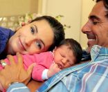 Adeline Blondieau et sa petite Wilona, entourées du papa Laurent Hubert à la clinique Sainte Isabelle, le jeudi 1er septembre 2011. Wilona avait alors 2 jours.