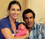 Adeline Blondieau et sa petite Wilona, entourées du papa Laurent Hubert à la clinique Sainte Isabelle, le jeudi 1er septembre 2011. Wilona avait alors 2 jours.