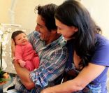 Adeline Blondieau et sa petite Wilona, entourées du papa Laurent Hubert à la clinique Sainte Isabelle, le jeudi 1er septembre 2011. Wilona avait alors 2 jours.