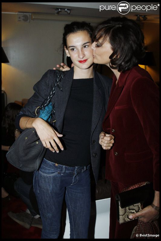 Inès de la Fressange et sa fille Nine lors de la projection du film Les Bien-aimés, organisée par la maison Roger Vivier, le 19 septembre 2011 à Paris.