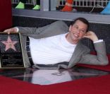 Jon Cryer, entouré d'Ashton Kutcher, reçoit son étoile sur le Walk of Fame de Los Angeles, le 19 septembre 2011.