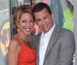 Jon Cryer, avec son épouse Lisa Joyner, reçoit son étoile sur le Walk of Fame de Los Angeles, le 19 septembre 2011.