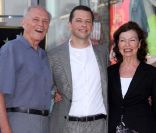 Jon Cryer, entouré de ses parents, reçoit son étoile sur le Walk of Fame de Los Angeles, le 19 septembre 2011.