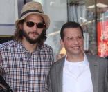 Jon Cryer, entouré du casting de Two and a half men, reçoit son étoile sur le Walk of Fame de Los Angeles, le 19 septembre 2011.