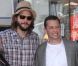 Ashton Kutcher et Jon Cryer à la fête, avec le soutien d'un Charlie Sheen adouci
