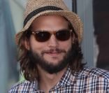 Ashton Kutcher pour soutenir Jon Cryer qui reçoit son étoile sur le Walk of Fame de Los Angeles, le 19 septembre 2011.