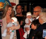 Céline Dion et René Angélil présentent leurs jumeaux Nelson et Eddy, aux côtés de leur fils René-Charles en février 2011 à Las Vegas 