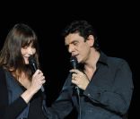 Marc Lavoine et Carla Bruni-Sarkozy, remise du prix Constantin 2010, à L\'Olympia, le 12 novembre 2010.<br />