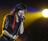 Hindi Zahra reçoit le prix Constantin 2010, à L'Olympia, le 12 novembre 2010.