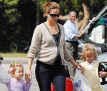 Jennifer Garner avec Violet et Seraphina le 22 septembre 2011