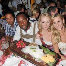 Didier Drogba, Steve Gohouri et Rui Alves à l'Oktoberfest de Munich le 3 octobre 2011