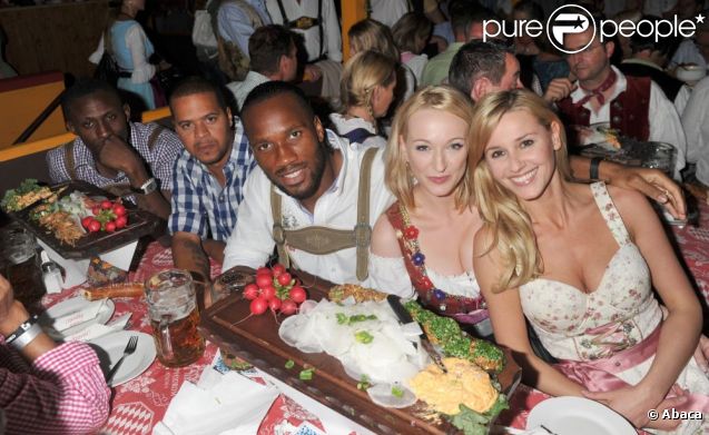 Didier Drogba, Steve Gohouri et Rui Alves à l'Oktoberfest de Munich le 3 octobre 2011