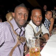Didier Drogba et Steve Gohouri à l'Oktoberfest de Munich le 3 octobre 2011