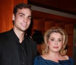 Valentin, fils d'Yves Montand, et Catherine Deneuve lors de la présentation du Sauvage à la Cinémathèque de Paris le 26 septembre 2011