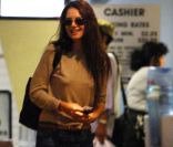 Katie Holmes arrive à son hôtel après avoir fait une visite chez le médecin à Los Angeles, 26 septembre 2011