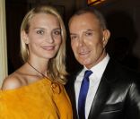 Sarah Marshall, qui porte des créations Montblanc, et Jean-Claude Jitrois lors du 26e gala de l'aide à l'enfant réfugié, au profit des enfants du Cambodge, à la salle Gaveau à Paris le 26 septembre 2011
