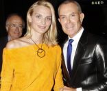Sarah Marshall et Jean-Claude Jitrois lors du 26e gala de l'aide à l'enfant réfugié, au profit des enfants du Cambodge, à la salle Gaveau à Paris le 26 septembre 2011. Sarah est parée de bijoux Montblanc. 