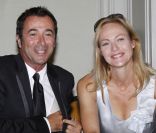 Bernard Montiel et Alexandra Vandernoot lors du 26e gala de l'aide à l'enfant réfugié, au profit des enfants du Cambodge, à la salle Gaveau à Paris le 26 septembre 2011