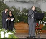 Robert Hossein (président du 26e gala) lors du 26e gala de l'aide à l'enfant réfugié, au profit des enfants du Cambodge, à la salle Gaveau à Paris le 26 septembre 2011