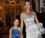 Alexandra Vandernoot et sa fille Julia lors du 26e gala de l'aide à l'enfant réfugié, au profit des enfants du Cambodge, à la salle Gaveau à Paris le 26 septembre 2011