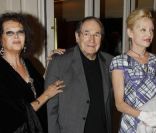Claudia Cardinale, Robert Hossein et Caroline Sihol lors du 26e gala de l'aide à l'enfant réfugié, au profit des enfants du Cambodge, à la salle Gaveau à Paris le 26 septembre 2011