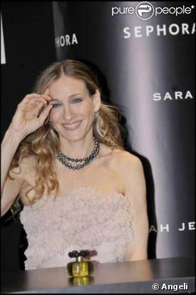 Sarah Jessica Parker tirée à quatre épingles pour sa séance de dédicaces