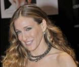 Sarah Jessica Parker tirée à quatre épingles pour sa séance de dédicace