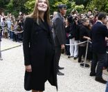 Le Président Nicolas Sarkozy et son épouse Carla Bruni-Sarkozy saluent      les visiteurs venus découvrir le palais de l'Elysée ouvert à   l'occasion    des Journées européennes du patrimoine le 17 septembre   2011
