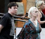 Mike Myers et son épouse Kelly Tisdale encore enceinte, à New York, le 17 août 2011.
