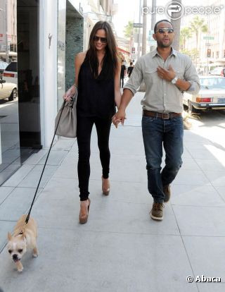 John Legend, sa compagne et leur petit chien dans les rues de Beverly Hills le 29 septembre 2011