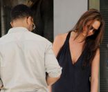 John Legend, sa compagne et leur petit chien dans les rues de Beverly Hills le 29 septembre 2011