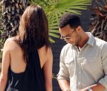 John Legend, sa compagne et leur petit chien dans les rues de Beverly Hills le 29 septembre 2011