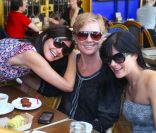 Selma Blair au restaurant avec des amies. Los Angeles, 29 septembre 2011