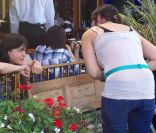Selma Blair a retrouvé des amies pour déjeuner et n\'est pas passée inaperçue : une jeune maman s\'est arrêtée pour la saluer ! Los Angeles, 29 septembre 2011